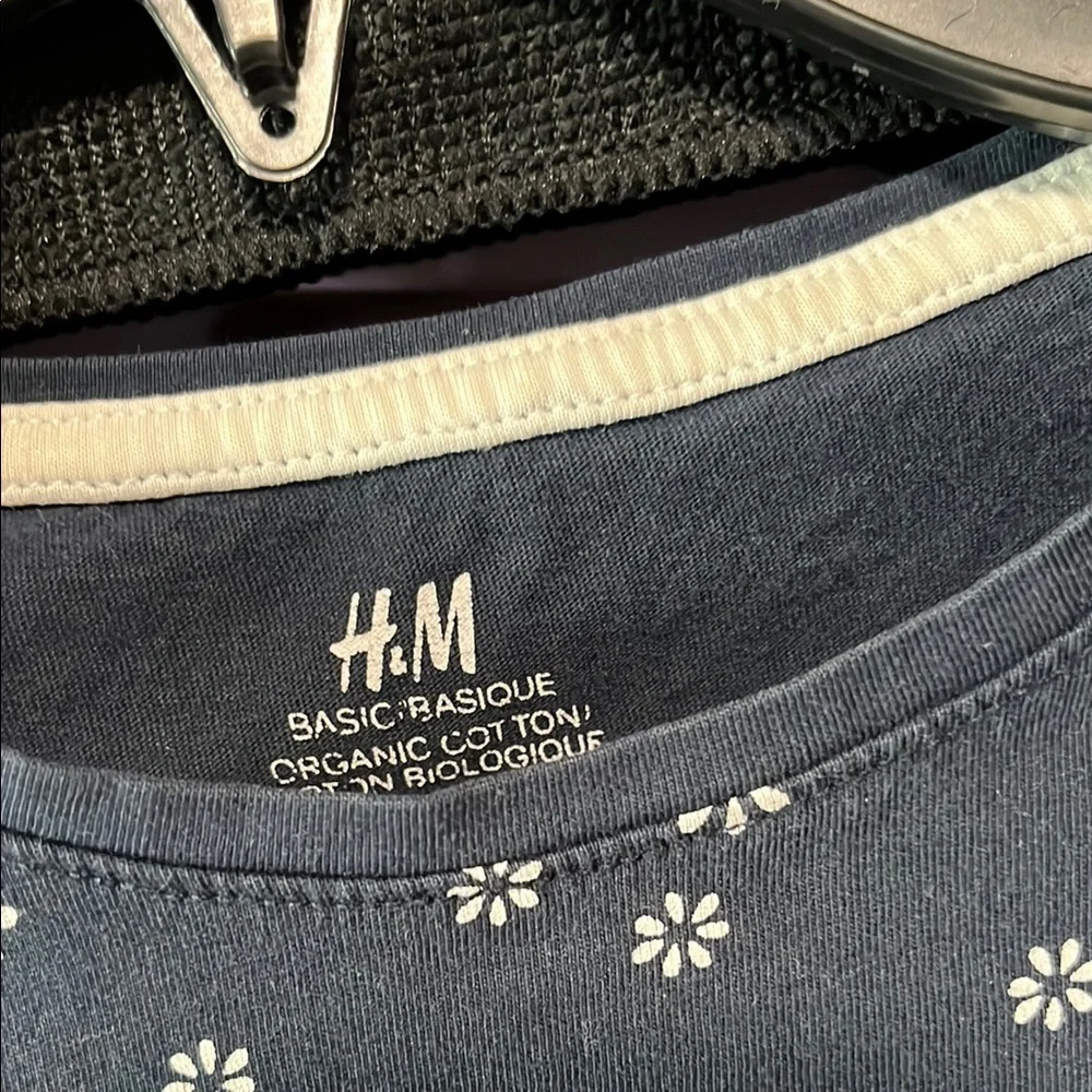 🛍️5️⃣ / 💲2️⃣5️⃣🛍️ - H&M Navy Blue Floral T-Shirt